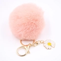 Détail d'un porte-clés pompon rose avec mousqueton doré et breloque marguerite blanche - Rose