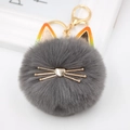 Süßer grauer flauschiger Katzen-Pompon-Schlüsselanhänger mit orangefarbenen Ohren - Katze mit farbigen Ohren / Dunkelgrau