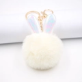 Dettaglio del portachiavi a forma di coniglio in peluche con orecchie metalliche cangianti - Portachiavi d'Oro / Bianco avorio