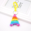 Makro-Detail von Regenbogen Silikon Buchstabe A Schlüsselanhänger mit Fidget-Textur - PVC-Alphabet / Buchstabe A