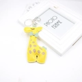 Dettaglio portachiavi a giraffa in pelle PU con fiocco verde e chiusura in metallo - Giallo