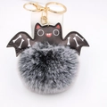 Detalle del llavero de pompón con murciélago de Halloween y cierre metálico dorado - Negro Bicolor