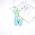 Dettaglio del portachiavi a giraffa in pelle PU azzurra con pois colorati e gancio argento - Blu