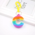 Nahaufnahme von Regenbogen Silikon Buchstabe C Schlüsselanhänger mit Fidget-Textur - PVC-Alphabet / Buchstabe C