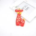 Dettaglio portachiavi a forma di giraffa in pelle PU rossa con fiocco giallo - Rosso