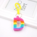 Detailaufnahme des Regenbogen-Buchstaben D Pop-it-Schlüsselanhängers mit Silikonblasen - PVC-Alphabet / Buchstabe D