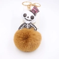 Halloween lederen schedel sleutelhanger met bruine faux fur pompon en gouden metalen ring - koffiekleur