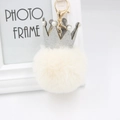 Porte-clés couronne 3D à paillettes avec pompon en peluche et perles blanches chic - Blanc Cassé