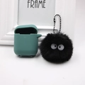 Portachiavi in peluche nerini della fuliggine e custodia in silicone verde scuro per AirPods - Nero