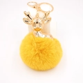 Détail du porte-clés cerf avec tête de cerf dorée brillante et pompon en peluche jaune - Orange