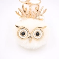 Détail du porte-clés hibou en peluche avec bois dorés et texture en fausse fourrure - Porte-clés Doré / Blanc Cassé