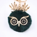 Détail du porte-clés hibou avec boule de fourrure vert foncé et bois de renne dorés - Porte-clés Doré / Vert Foncé