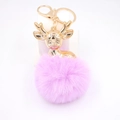 Détail du porte-clés cerf doré avec un pompon en fausse fourrure violette très douce - Violet Taro