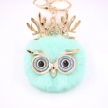 Détail du porte-clés hibou en peluche vert menthe avec bois dorés et fermoir mousqueton - Porte-clés Doré / Vert menthe
