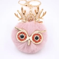 Détail du pendentif hibou en fausse fourrure rose avec bois dorés et fermoir métal - Porte-clés Doré / Vieux rose