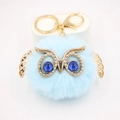 Détail d'un porte-clés hibou bleu clair en peluche avec finitions dorées et cristaux - Porte-clés Doré / Bleu clair