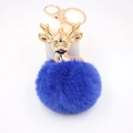Détail du pendentif tête de cerf doré et du grand pompon en fausse fourrure bleu marine - Bleu Saphir