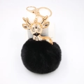 Détail du porte-clés cerf avec charm en métal doré et pompon en fourrure noire douce - Noir