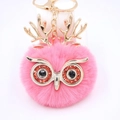 Vue détaillée du porte-clés hibou en peluche rose avec bois dorés et fermoir métallique - Porte-clés Doré / Rose foncé