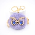 Schattige paarse imitatiebont uil pompon sleutelhanger met gouden vleugels en blauwe ogen - Gouden Sleutelhanger / Violet