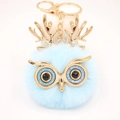 Détail du porte-clés hibou en fausse fourrure bleue avec bois dorés et strass - Porte-clés Doré / Bleu clair