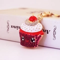 Funkelnder Cupcake-Schlüsselanhänger mit rosa Kristallen und roter Kirsche an Goldkette - Pflaumenrot