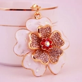 Detalle macro de colgante de peonía con nácar y diamantes de imitación en dorado - Rojo
