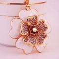 Llavero de peonía con pétalos de esmalte blanco y brillantes diamantes de imitación - Morado