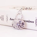 Funkelnder Handtaschen Schlüsselanhänger mit grauem Blumenmuster und Kristallen - Silber