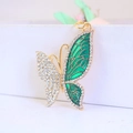 Elegante llavero de mariposa con esmalte verde y pedrería blanca en acabado dorado - Embalaje Individual / Verde