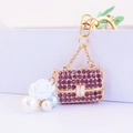 Mini-Handtasche Schlüsselanhänger mit lila Strasssteinen, Goldmetall und Rosen-Anhänger - Lila