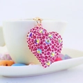 Porte-clés cœur rose scintillant avec strass et cristaux sur une tasse en céramique - Rose