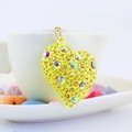 Portachiavi a cuore giallo scintillante con strass appeso a una tazza di porcellana bianca - Giallo