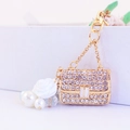Porte-clés sac à main doré avec strass blancs et fleur de camélia en résine élégante - Blanc