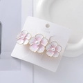 Pasador de flores con esmalte rosa y perlas sobre una tarjeta de exhibición - Flor Rosa