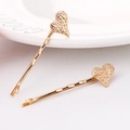 Minimalistische goldene Herz-Haarklammern mit strukturierter matter Oberfläche für Damen - Herz-Stil