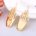 Kreative goldene Haarspangen in Handform mit weißen Emaille-Nägeln und poliertem Metall - Kleine Handform / Gold mit weißen Nägeln