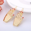 Einzigartige goldene Haarspangen in Handform mit roten Nägeln auf weißem Teller - Kleine Handform / Gold mit roten Nägeln