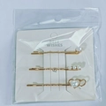 Dreiteiliges goldenes Haarklammer-Set mit weißen Perlen auf Verpackungskarte - Kunstperlen Kombination Stil