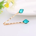 Paio di fermagli dorati con cristalli turchesi sfaccettati dal design ondulato chic - Stile Cristallo a Rombo Blu Lago / Blu