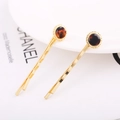 Détail de barrettes dorées ondulées avec accents circulaires en écaille de tortue - Lot de 2 Texture Écaille de Tortue / Marron