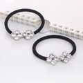 Primo piano di elastici per capelli neri con lussuose decorazioni a fiocco in zirconi - Fiore Gemello (Argento)