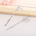 Vue détaillée de barrettes à cheveux avec nœuds en zircon sur une base ondulée - Nœud (Argent)