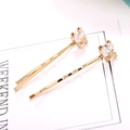 Vue détaillée de deux barrettes dorées avec cristaux de zircon en forme d'ours mignon - Style Ours / Ours (Or)