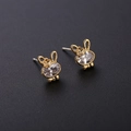 Gros plan détaillé des boucles d'oreilles lapin dorées avec zircon et tiges argent - Lapin (Or)