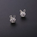 Vue détaillée de boucles d'oreilles lapin en argent s925 avec zircone et motifs floraux - Lapin (Argent)