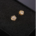 Vue macro des boucles d'oreilles fleur en argent s925 avec zircons et finition dorée - Rose (Or)