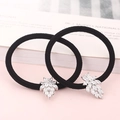 Pendenti floreali in zircone scintillante su elastici neri per capelli, finitura argento - Design Volpe (Argento)