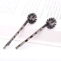Détail de barrettes à cheveux rétro en métal gris foncé avec cristaux facettés - Ovale (Noir de Fusil)