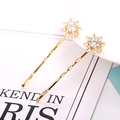 Détail de barrettes à fleurs dorées ornées de zircons brillants sur de la porcelaine blanche - Style Flocon de Neige / Flocon de Neige (Or)